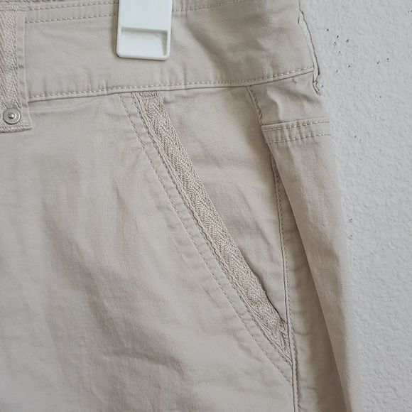 PLUS SIZE GLORIA VANDERBILT CAPRI PANTS - Picture 3 of 10